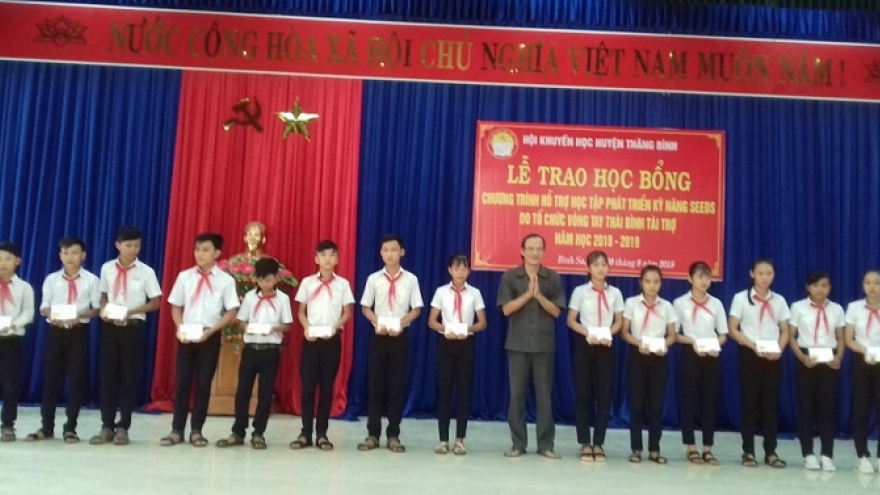 NGOs grant over 2,000 scholarships to poor students from Quang Nam