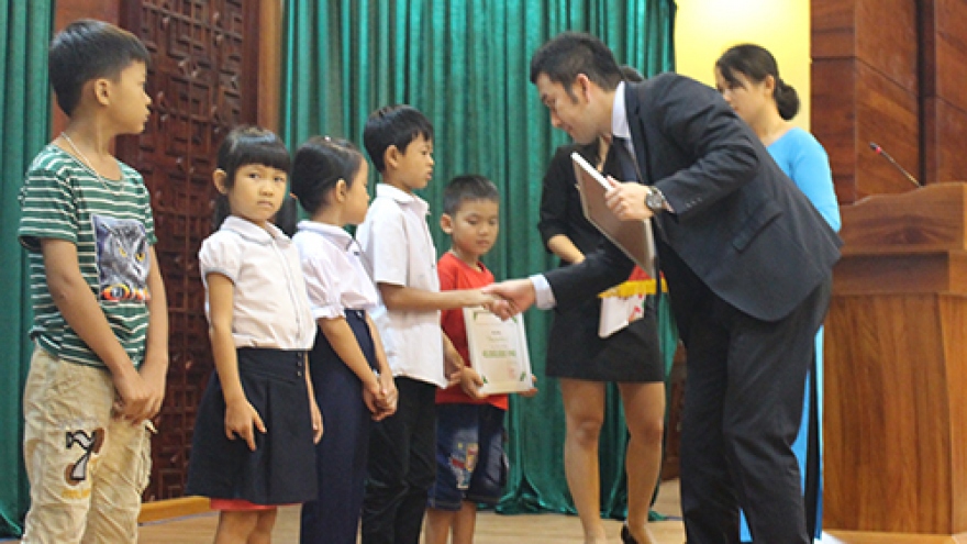 Toyota Vietnam presents scholarships to disadvantaged students