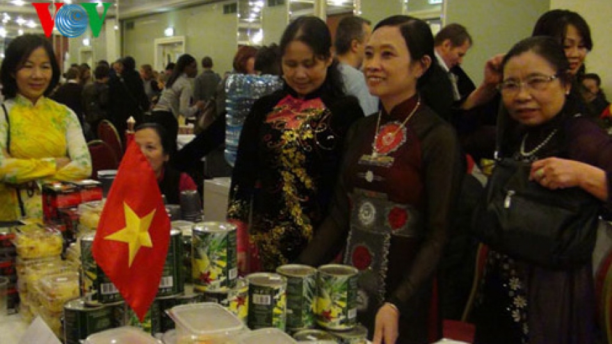 Vietnam attends winter charity fair  2013 in Moscow
