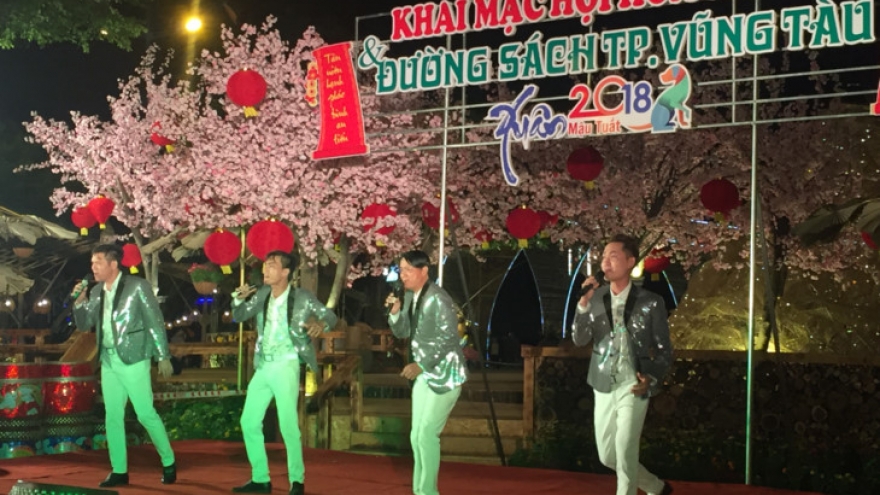 Book, flower streets open to welcome Tet