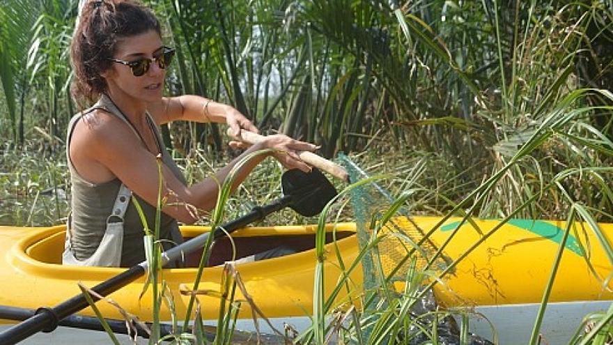 Tourists pay for garbage clean-up ‘tour’ on Hoi An river