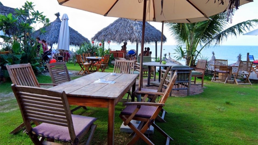 Hoi An beach overrun with too many tourists, illegally built huts
