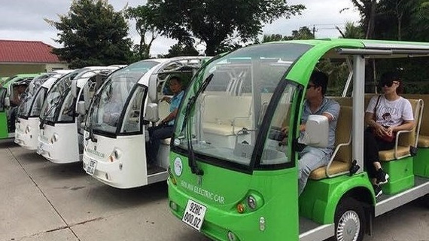 One more city experiments with battery-powered electric buses to serve tourists