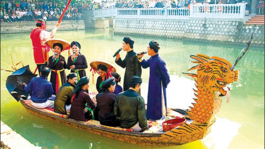 Tourists flock to Lim Festival, Bac Ha’s White Plateau Spring Festival