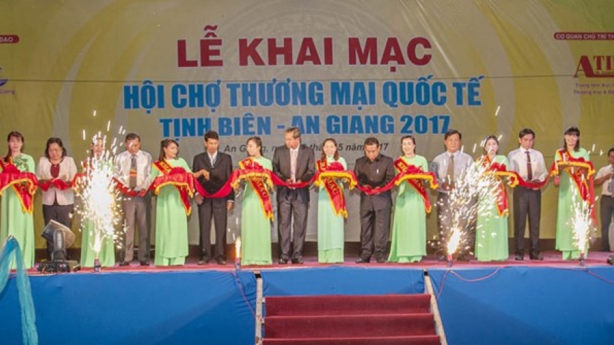 
        International border trade fair kicks off in An Giang
                              