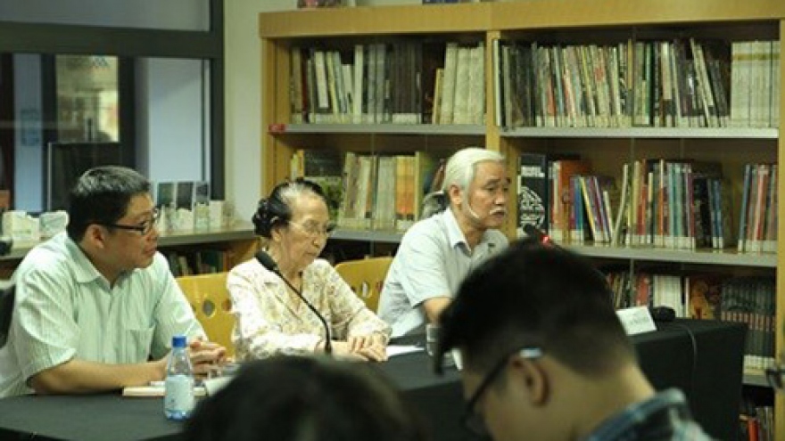 Scholars debate role of French language