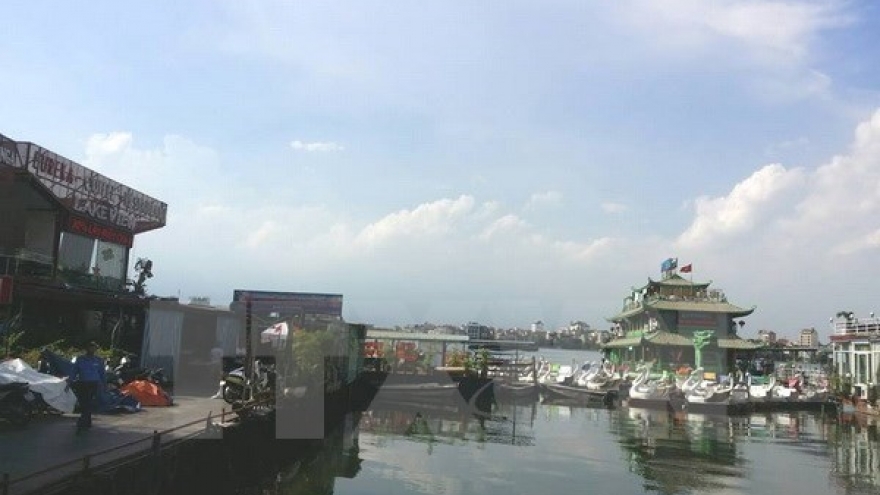 Boats, floating houses booted from West Lake