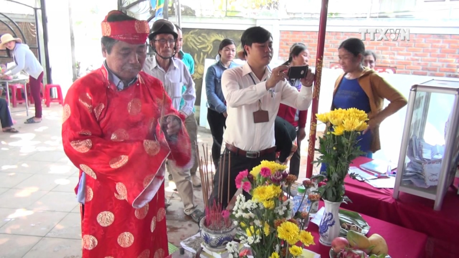 Quang Ngai fishermen bury giant fish