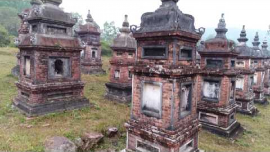 Centuries-old pagoda stuns pilgrims