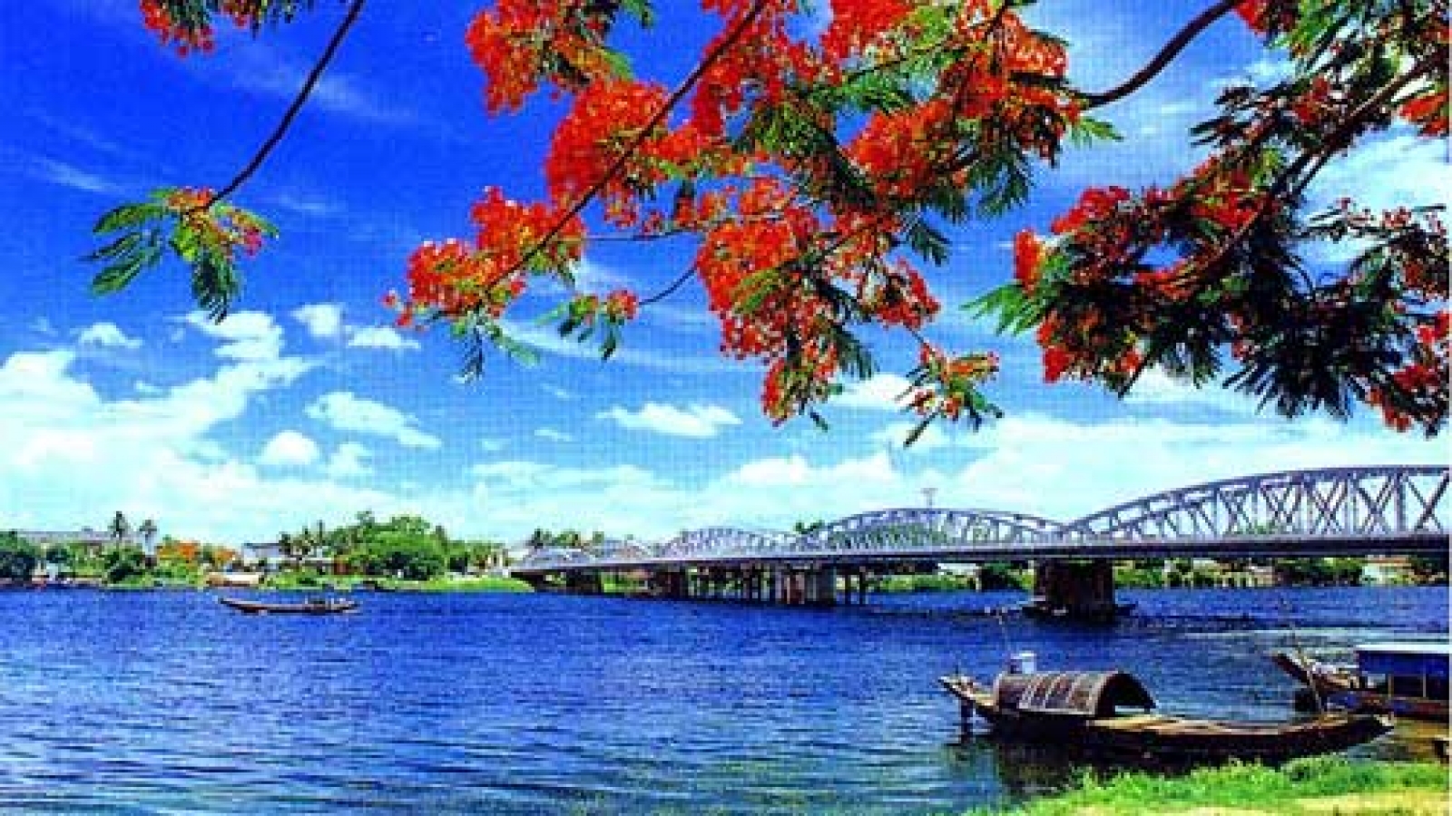 Huong river, Ngu mountain reflect Hue’s romantic beauty