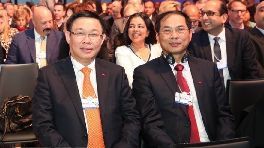 Deputy PM Vuong Dinh Hue concludes activities in WEF Meeting