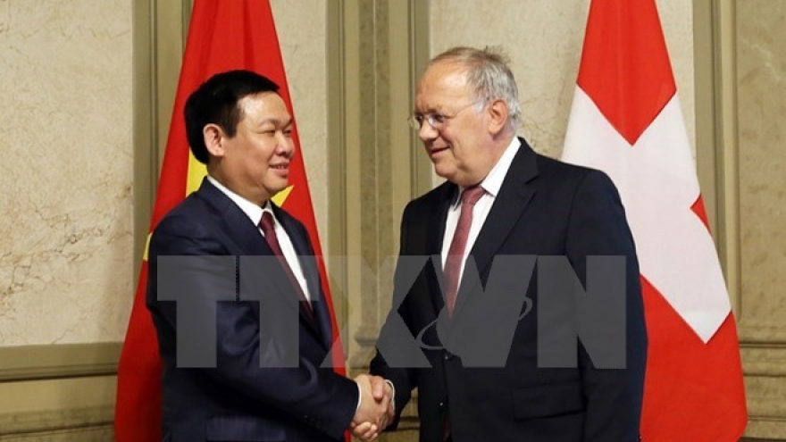 Deputy Prime Minister Vuong Dinh Hue visits Switzerland