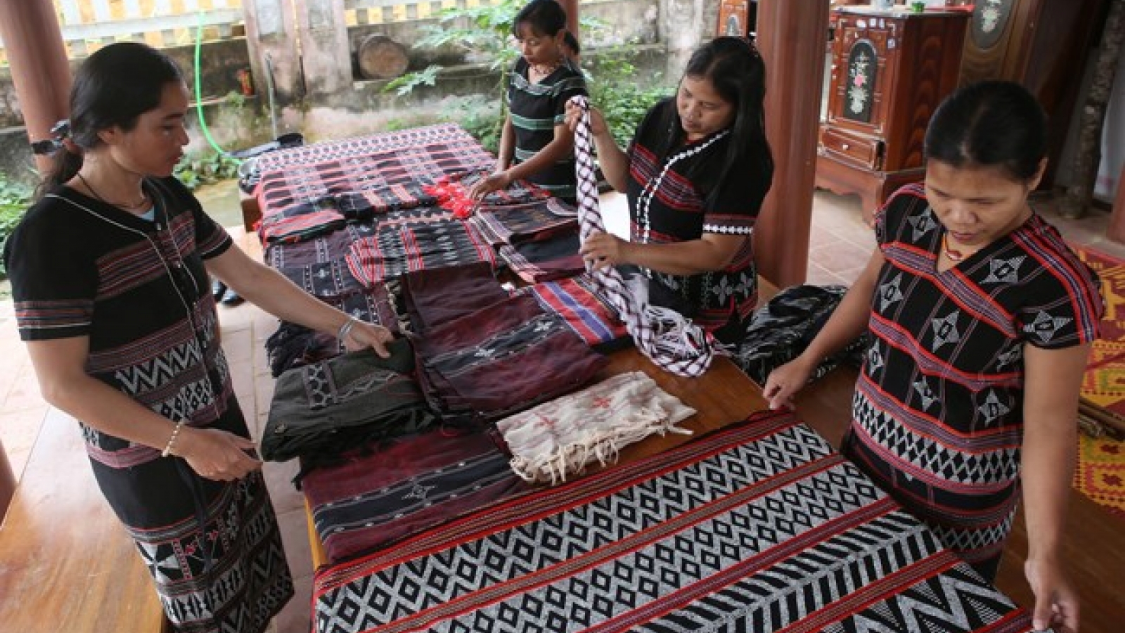 Thua Thien-Hue integrates tourism into craft villages development