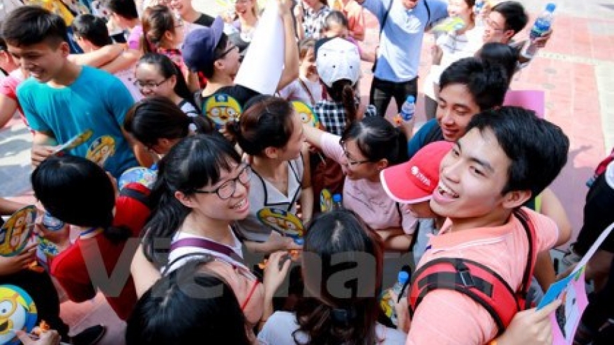 Hanoians give out free hugs to share love in Int’l Free Hugs Day