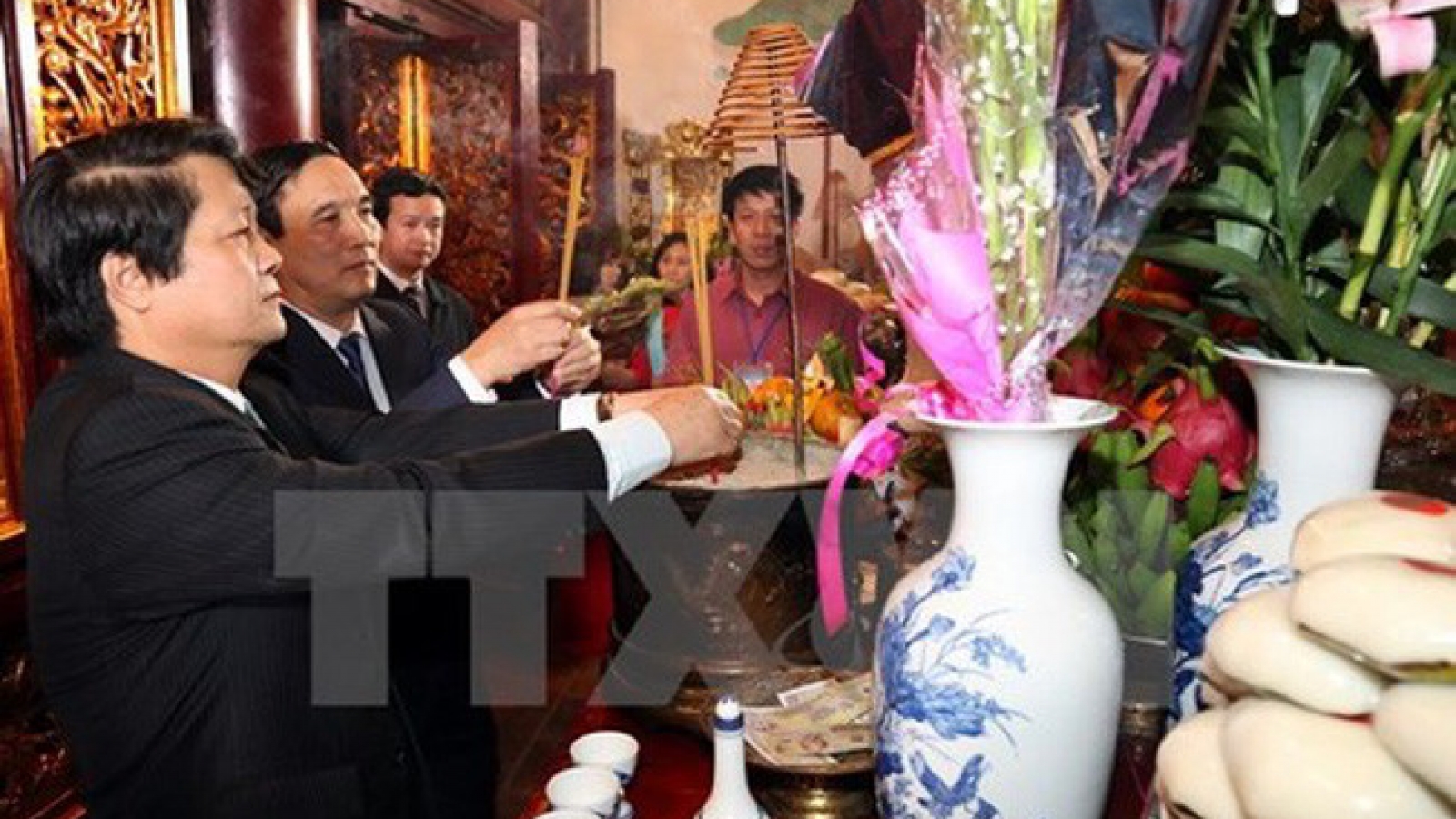 10,000 people pay tribute to Hung Kings on first day of Tet