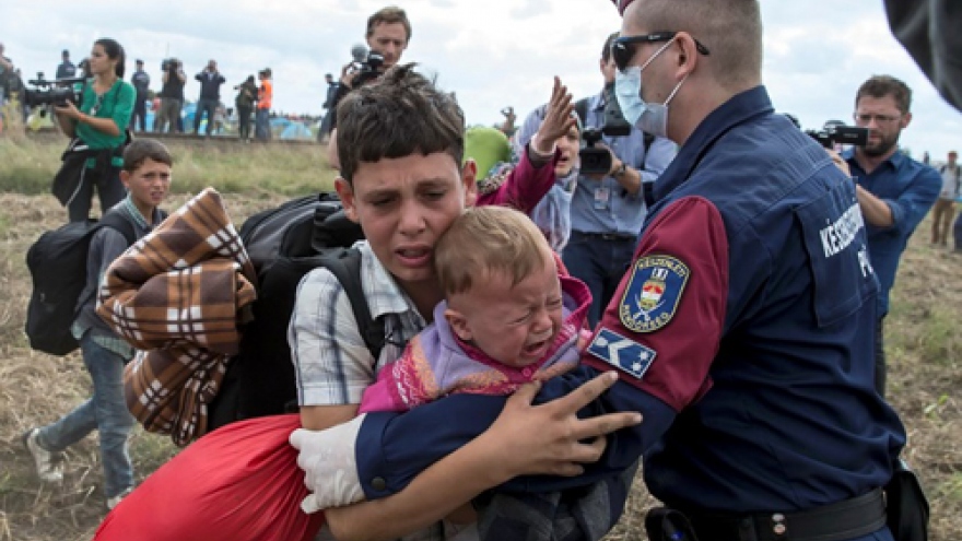 Hungary's migrant transit zones to be closed off from rest of country - lawmaker