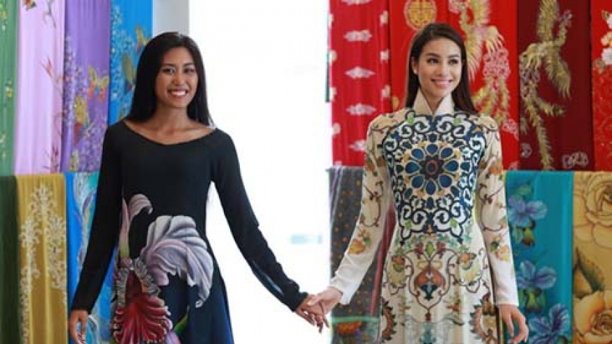 Traditional Vietnamese, Indian clothing graces catwalk