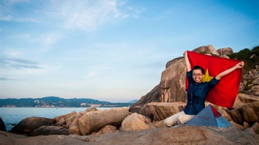 
        ’Wandering teacher’ aims to save Son Doong
                              