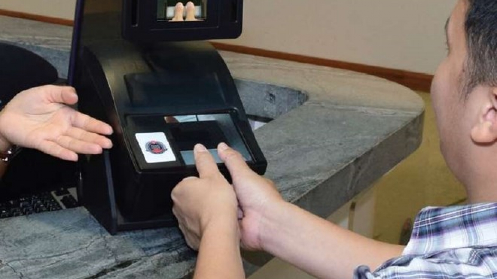 Singapore to scan visitors’ fingerprints