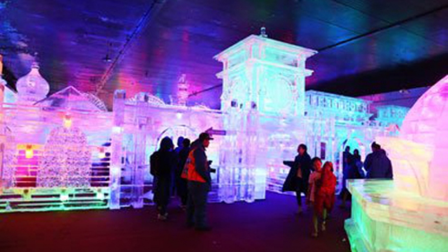Ice sculpture exhibition at Dam Sen Park
