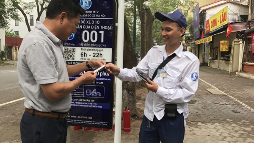 Hanoi squeezes in smart car-parking app