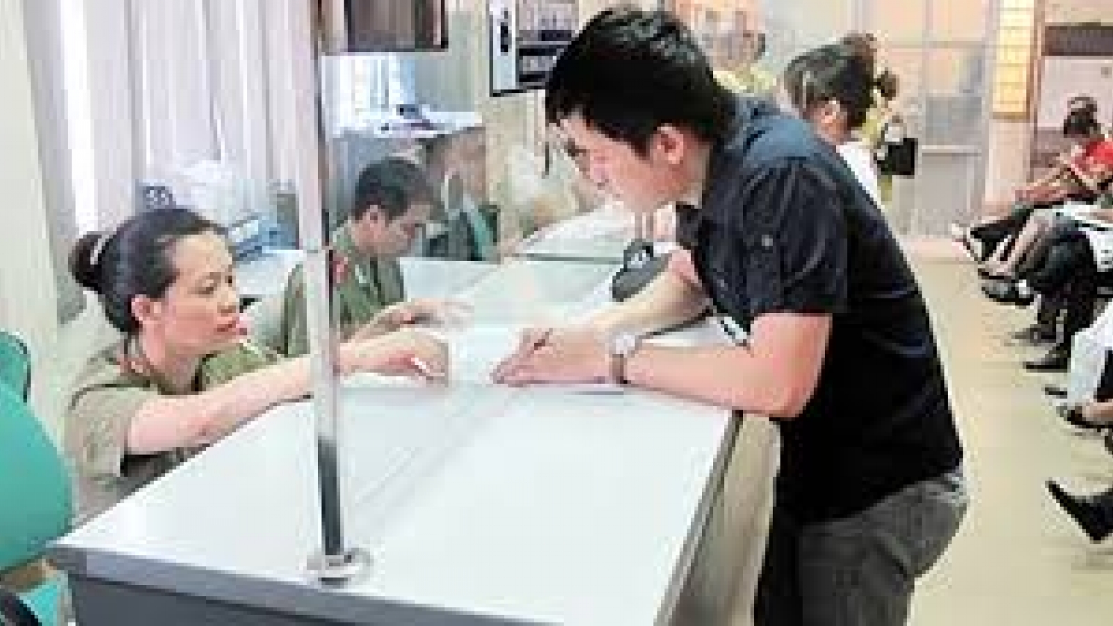 Foreign diplomats in Vietnam now eligible for five-year residence cards