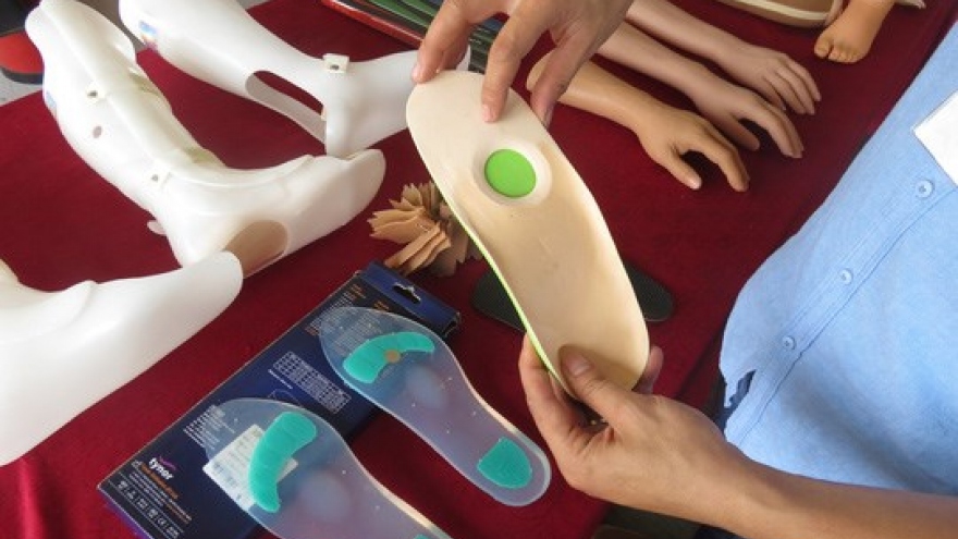 Vietnam assists Lao people with disabilities