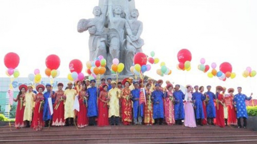 Soc Trang holds mass wedding ceremony for 17 couples