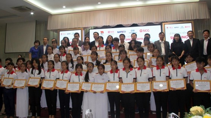 Thai firm presents scholarships to needy Vietnamese students