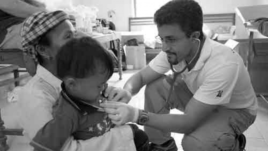 Impoverished Central Highlands people receive free medical checkups