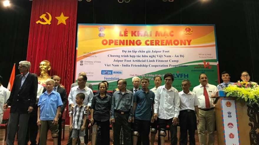 India provides free artificial limbs for Vietnamese with disabilities