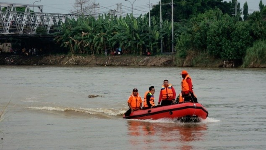 Indonesia: many missing after boat capsizes