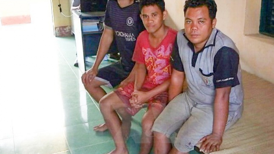 Indonesian sailors on drifting barge in Soc Trang rescued
