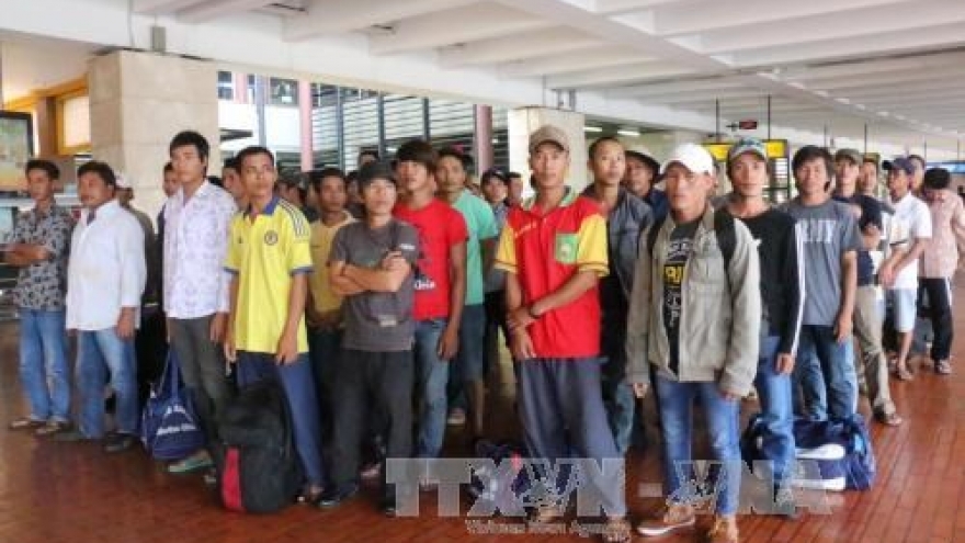 
        Indonesia returns 49 Vietnamese fishermen
                              