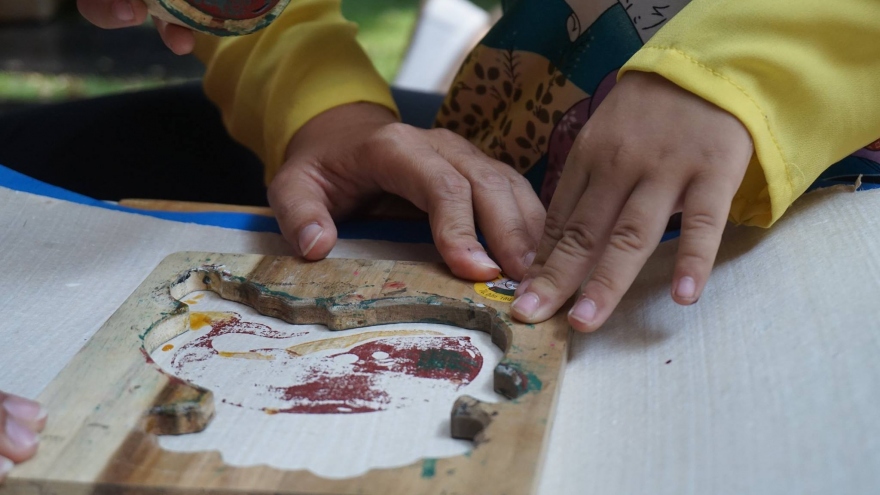 Reviving Vietnam’s folk art of Dong Ho woodcut painting
