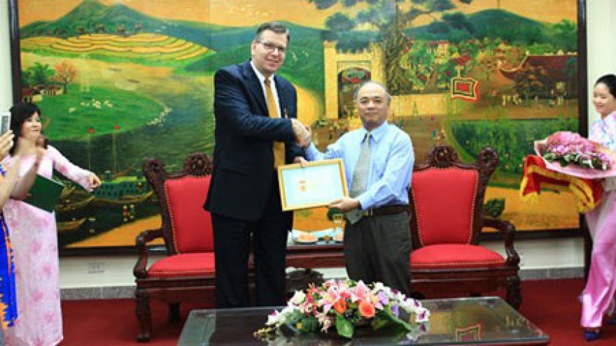 Int’l organisations awarded with Vietnam’s court insignia