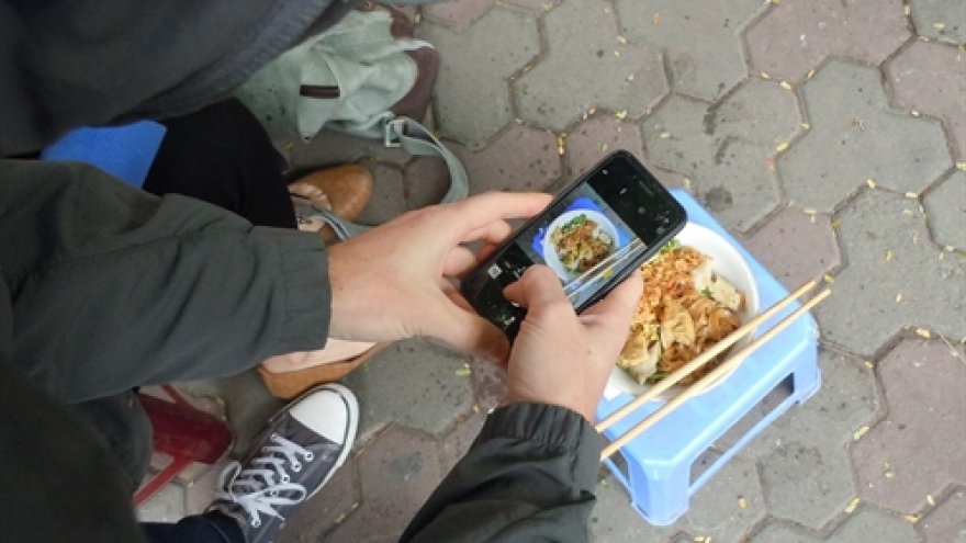 ’Vietnomnom’ showcases Vietnam street cuisine on Instagram