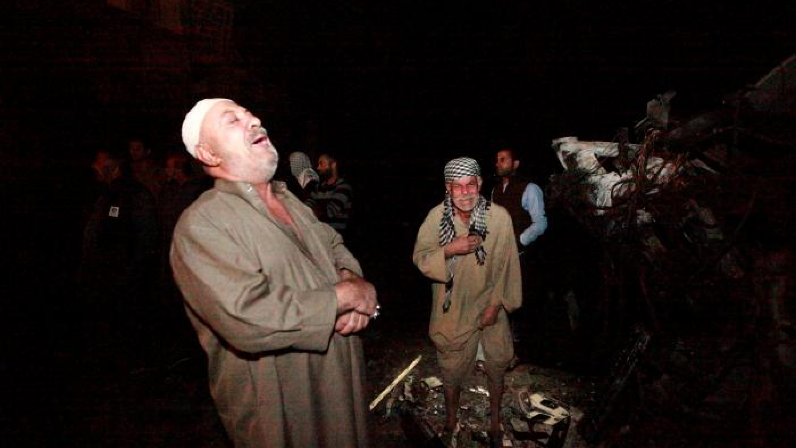 Suicide truck bomb kills about 100 in Iraq, mostly Iranian pilgrims