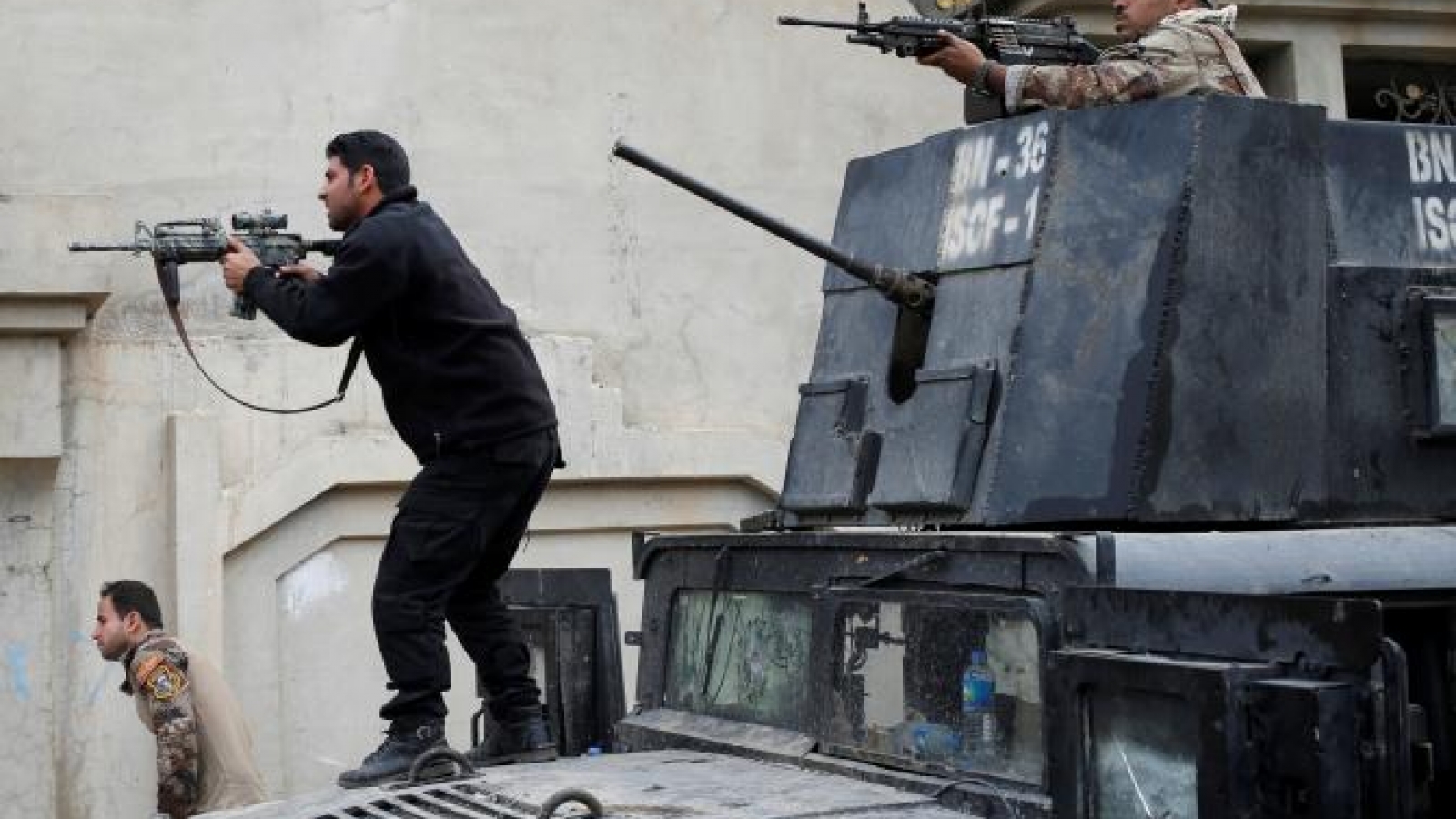 Iraqi militia threatens Islamic State's supply route to Syria
