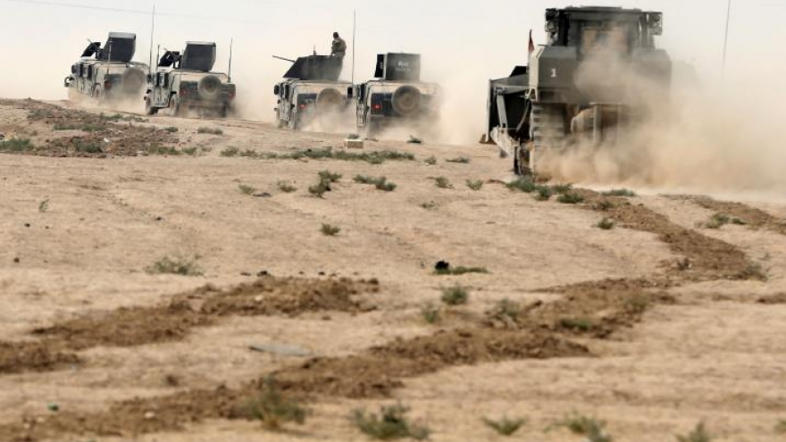 Iraqi army's elite force pauses advance near Mosul