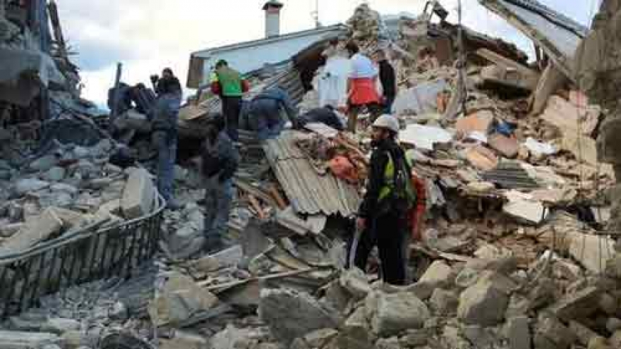 Italy's Renzi promises to rebuild earthquake ravaged communities