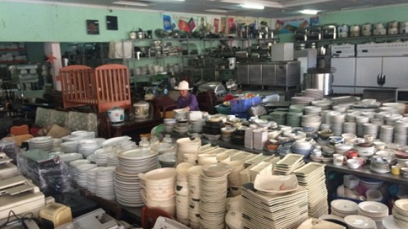 Browsing Saigon second-hand markets for quality items at cheaper prices