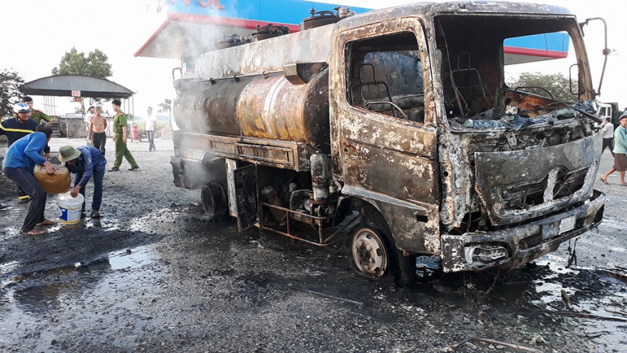Brave Vietnamese driver steers on-fire truck out of filling station
