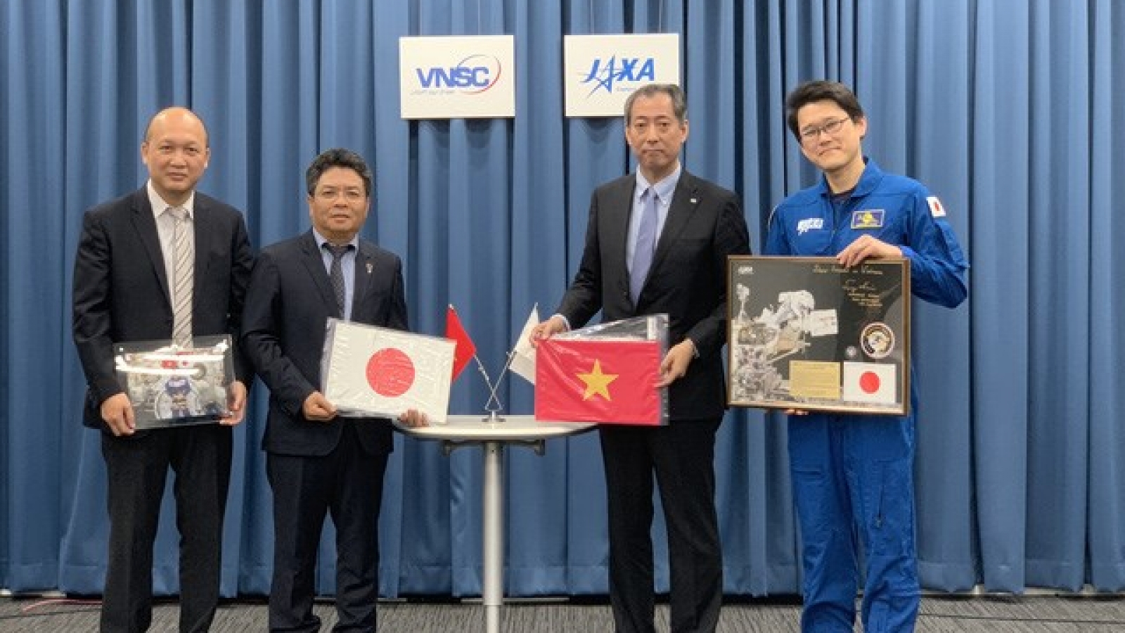 Vietnam receives objects from Japan for display at space museum