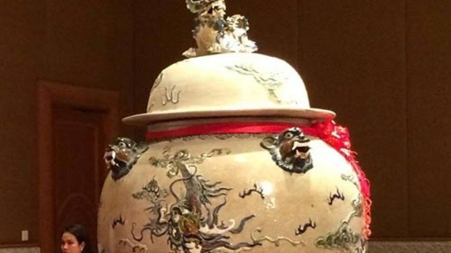 Giant jars snapped up with high bid of VND 275,000