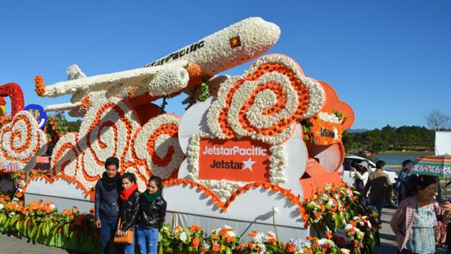 Jetstar sets record for largest floral arrangement