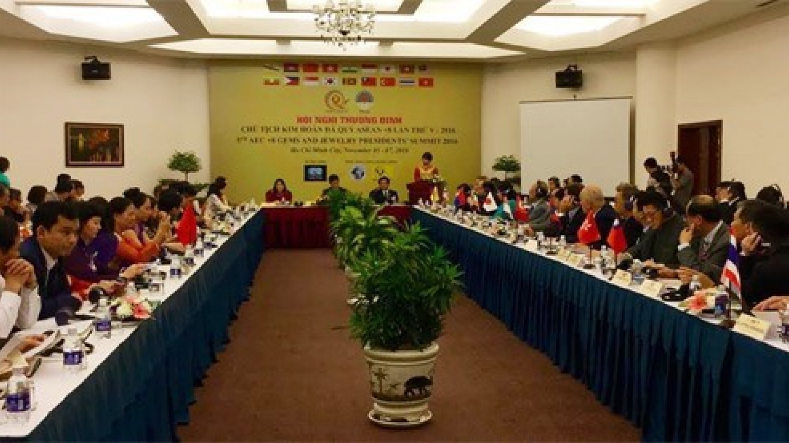 Regional jewelry traders seek to beef up cooperation