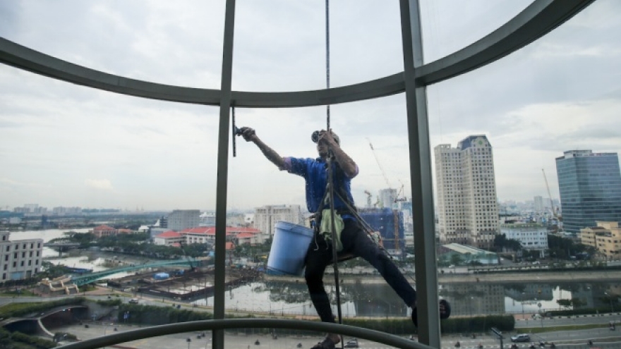 Men defy death and gravity high above Saigon’s streets