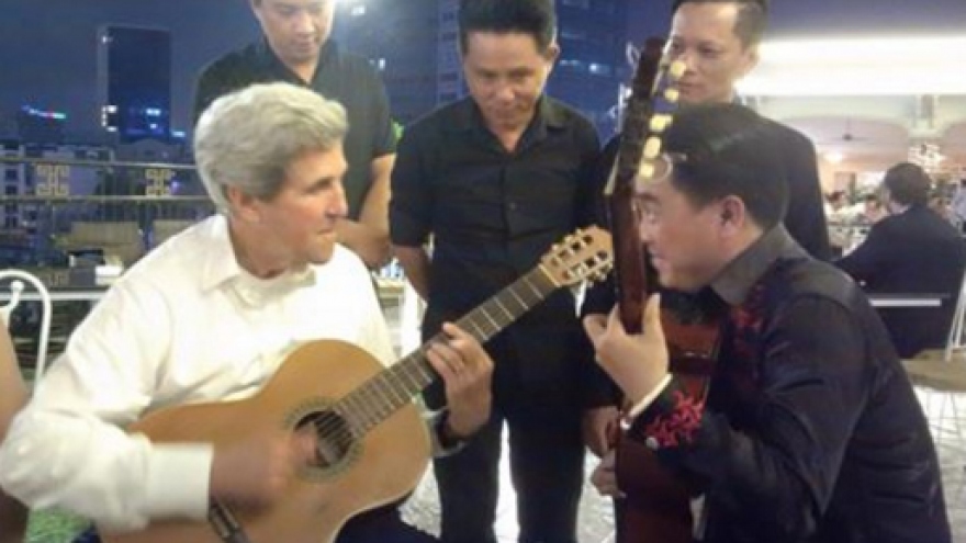 John Kerry practices guitar diplomacy for last time 