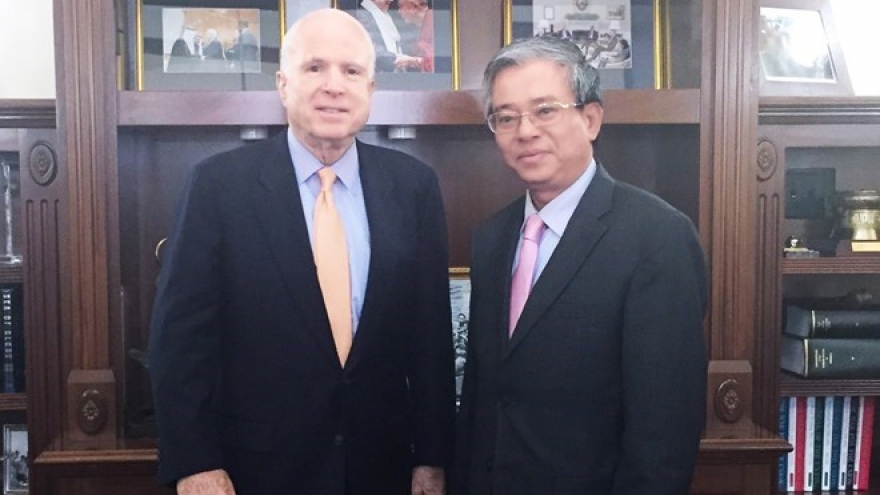 Senator McCain vows to tighten Vietnam-US links